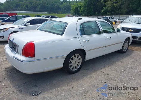 2009 Lincoln Town Car Signature Limited from USA, damaged, VIN 2LNHM82V79X631577